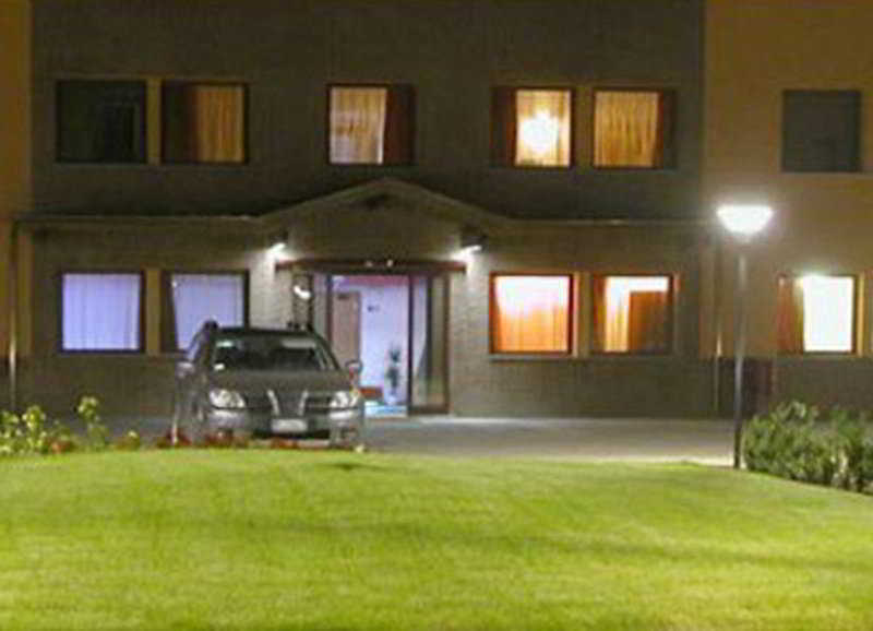 Orange Motel Vergiate Buitenkant foto